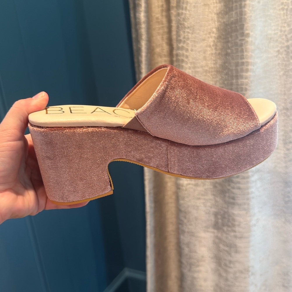 chic platforms! Perfect for spring/summer or fall. The brand is Beach by Matisse